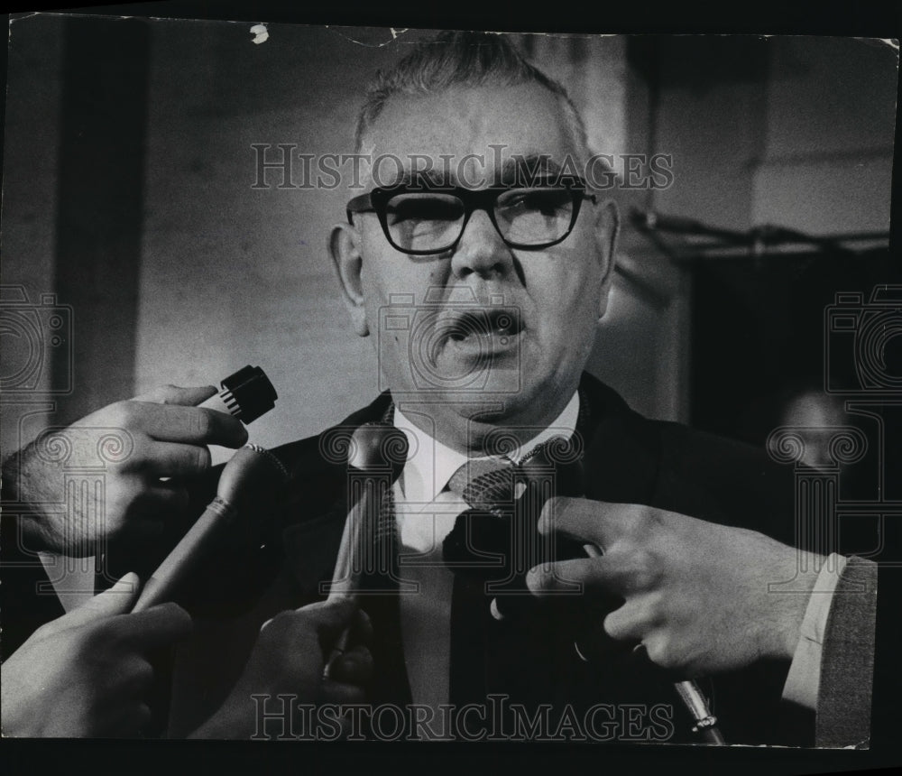 1971 Press Photo Police Chief Harold A. Breier faced microphones after a hearing- Historic Images