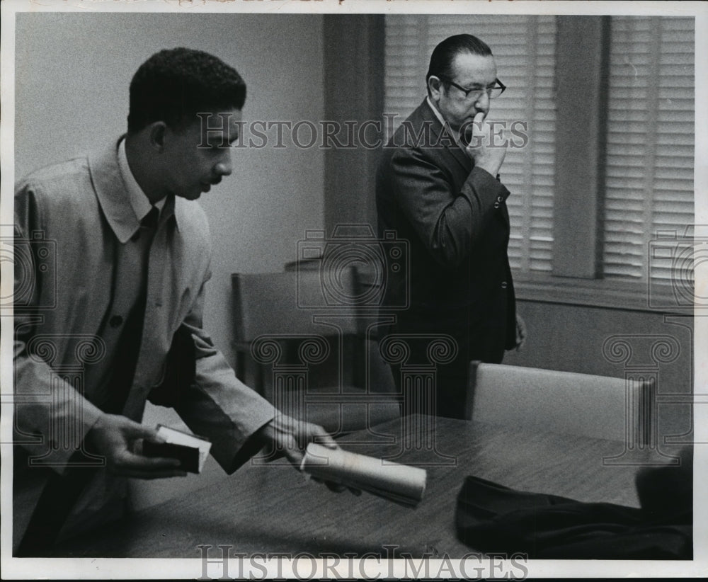 1969 Press Photo Deputy Sheriff Thomas Smays identified himself to Balistrieri- Historic Images