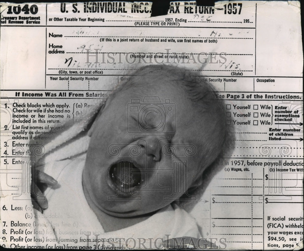 1958 Press Photo Susan Margaret Henry,last baby born in a Milwaukee area in 1957- Historic Images