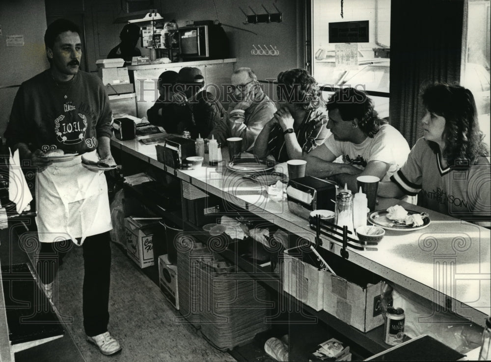 1992 Press Photo Cook Dale Bourgeois serve dinner to patrons at Crunchy Pig Cafe- Historic Images