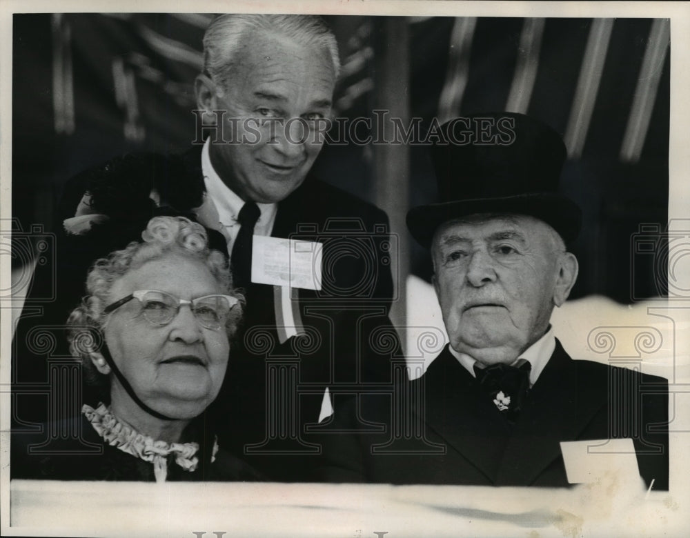 1965 Press Photo Jim Bishop w/  Mr &amp; Mrs Old Milwaukee in  parade viewing stand- Historic Images