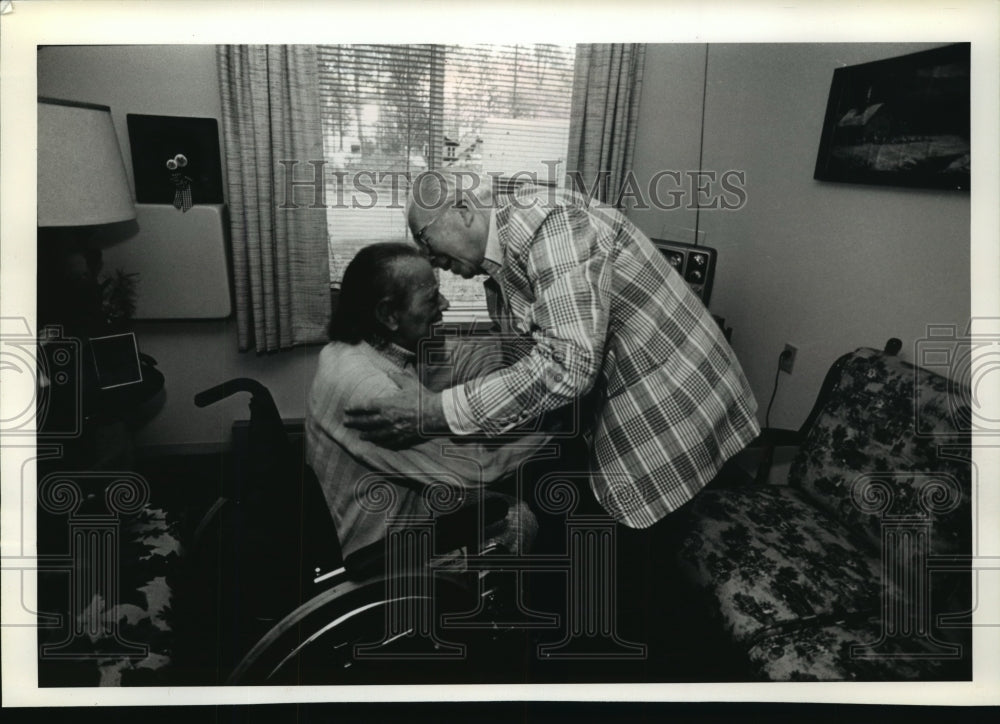 1992 Press Photo Pierce Bitker bends over to kiss Onelia Moody, an old friend - Historic Images