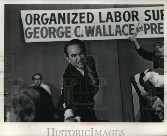 1972 Press Photo George Wallace reached over to greet one of his backers