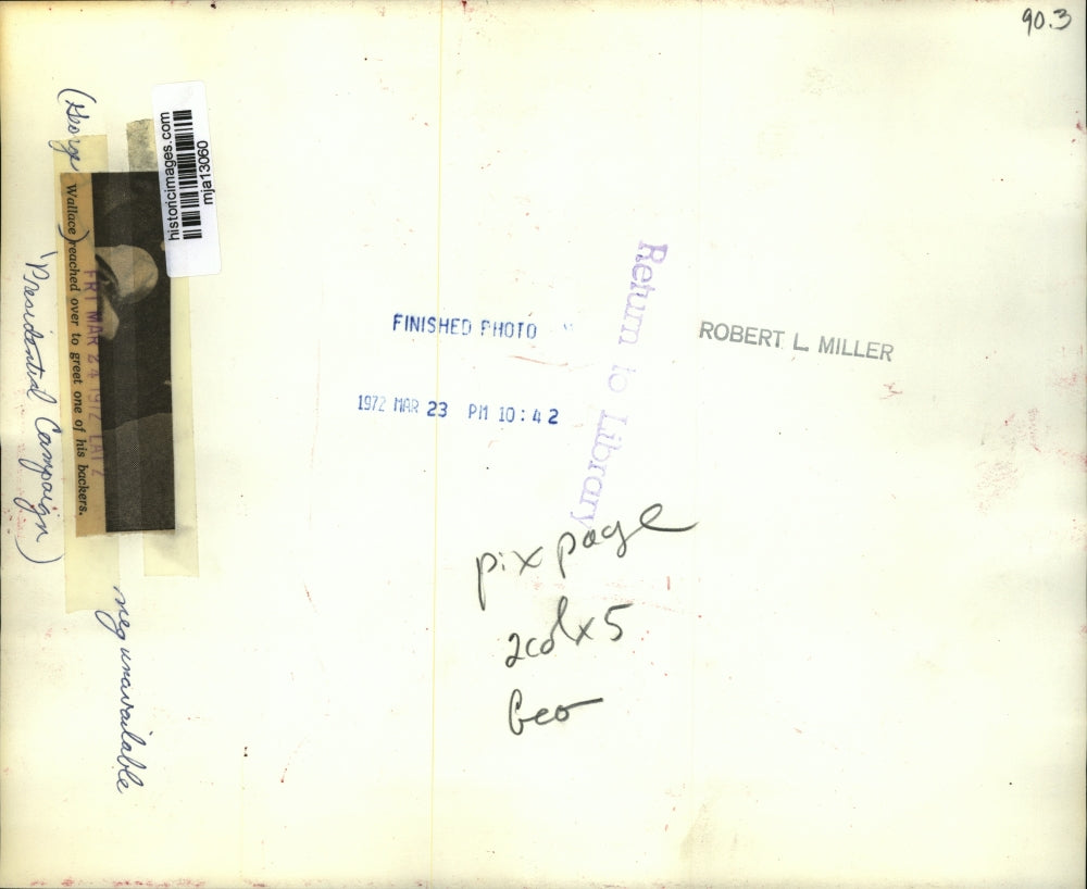 1972 Press Photo George Wallace reached over to greet one of his backers