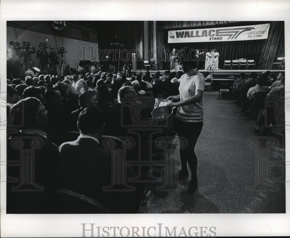 1972 Press Photo A young woman was one of a group passing plastic pails  - Historic Images