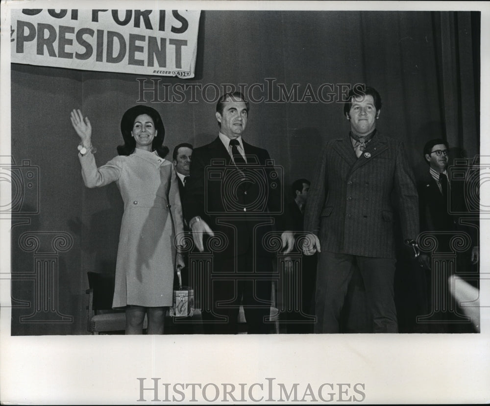 1973 Press Photo Gov. George Wallace, presidential campaign with Gary Wetzel- Historic Images