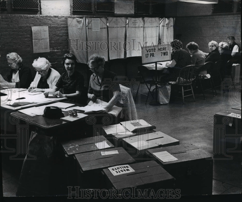 1965 Press Photo Election workers for voters at the Clarke Street school - Historic Images