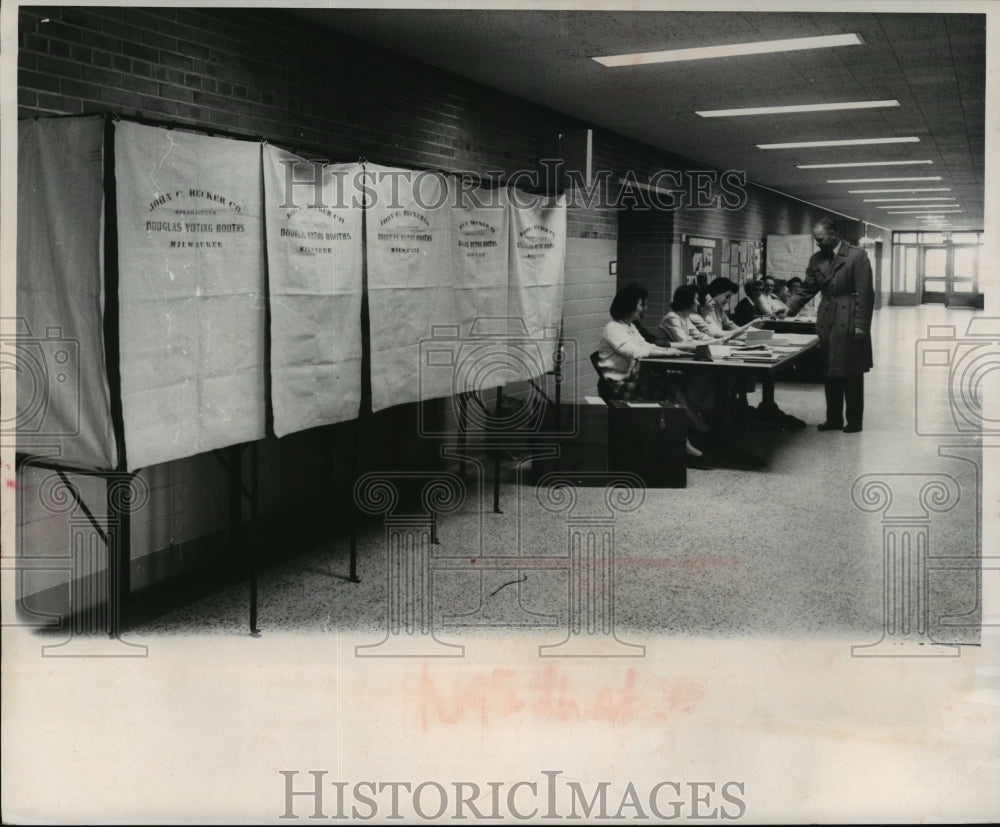 1959 Press Photo Low turnout at 95th Street School, 3707 N 94th polling place- Historic Images