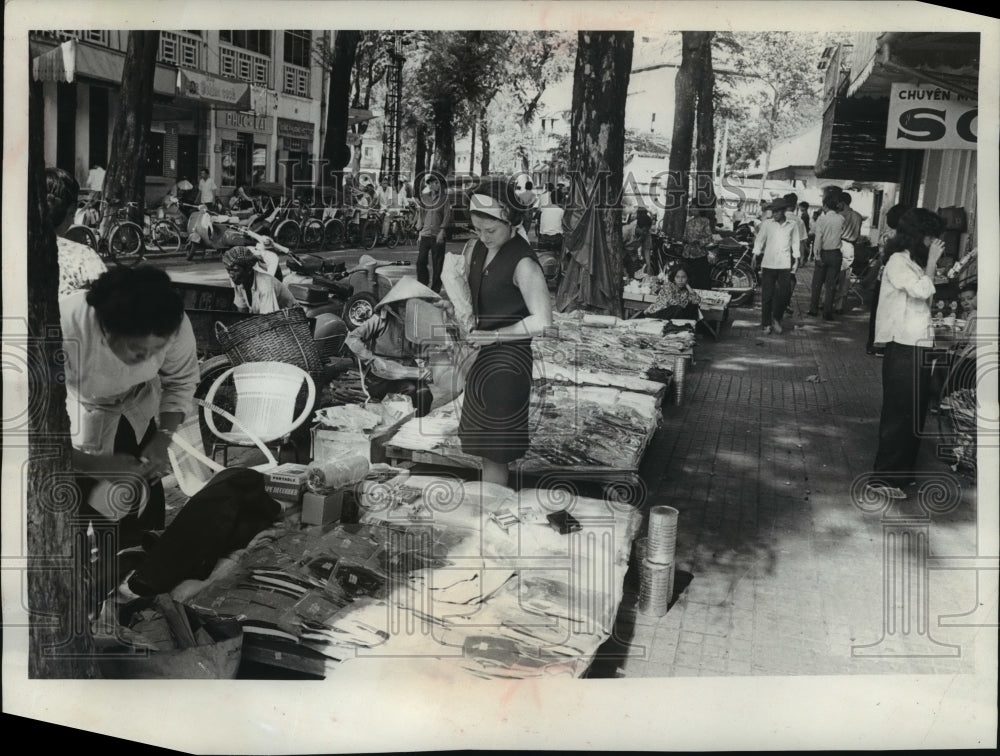 1966 Press Photo American woman posed with the merchandise on the &quot;open market&quot;- Historic Images