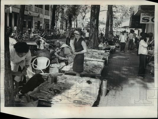 1966 Press Photo American woman posed with the merchandise on the "open market"- Historic Images