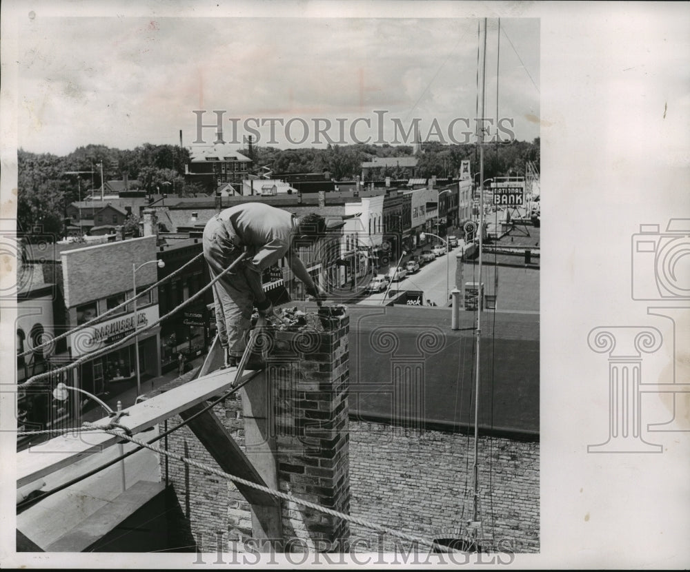 1954 Press Photo Removal of chimney bricks by Robert Schafer Ocomowoc City Hall- Historic Images