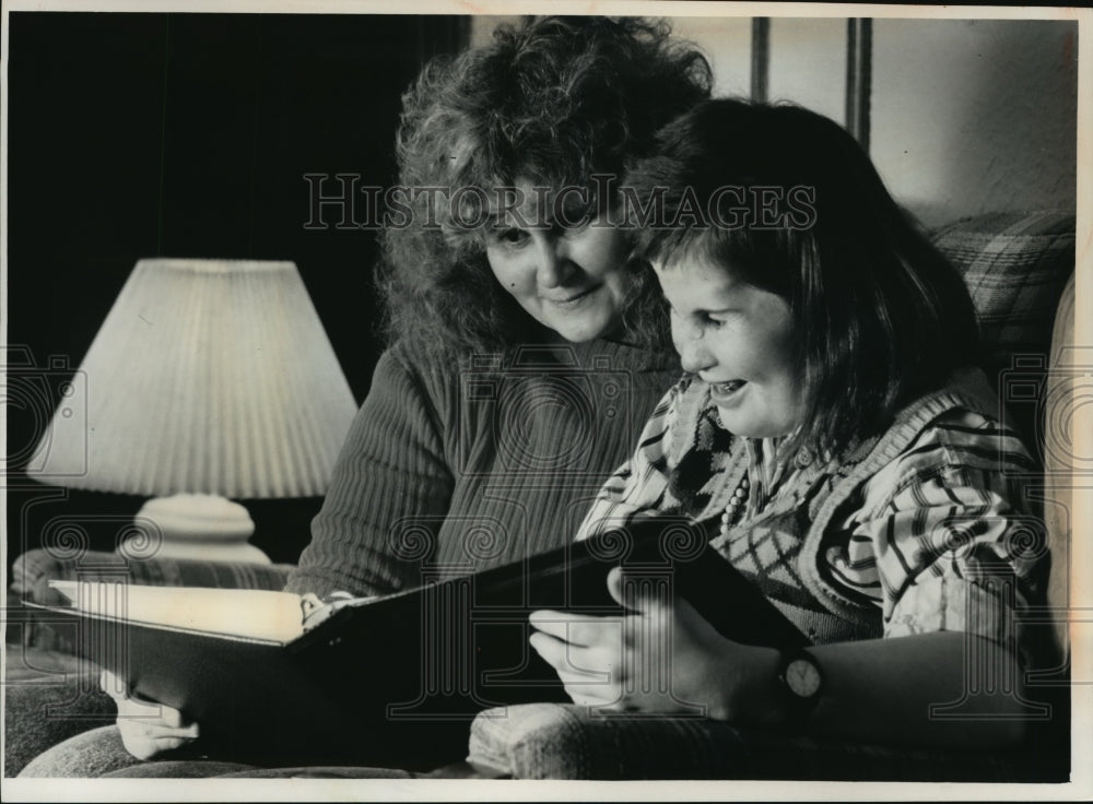 1988 Press Photo Nancy Wagner and mother, Pat Bereza, look through photo album- Historic Images