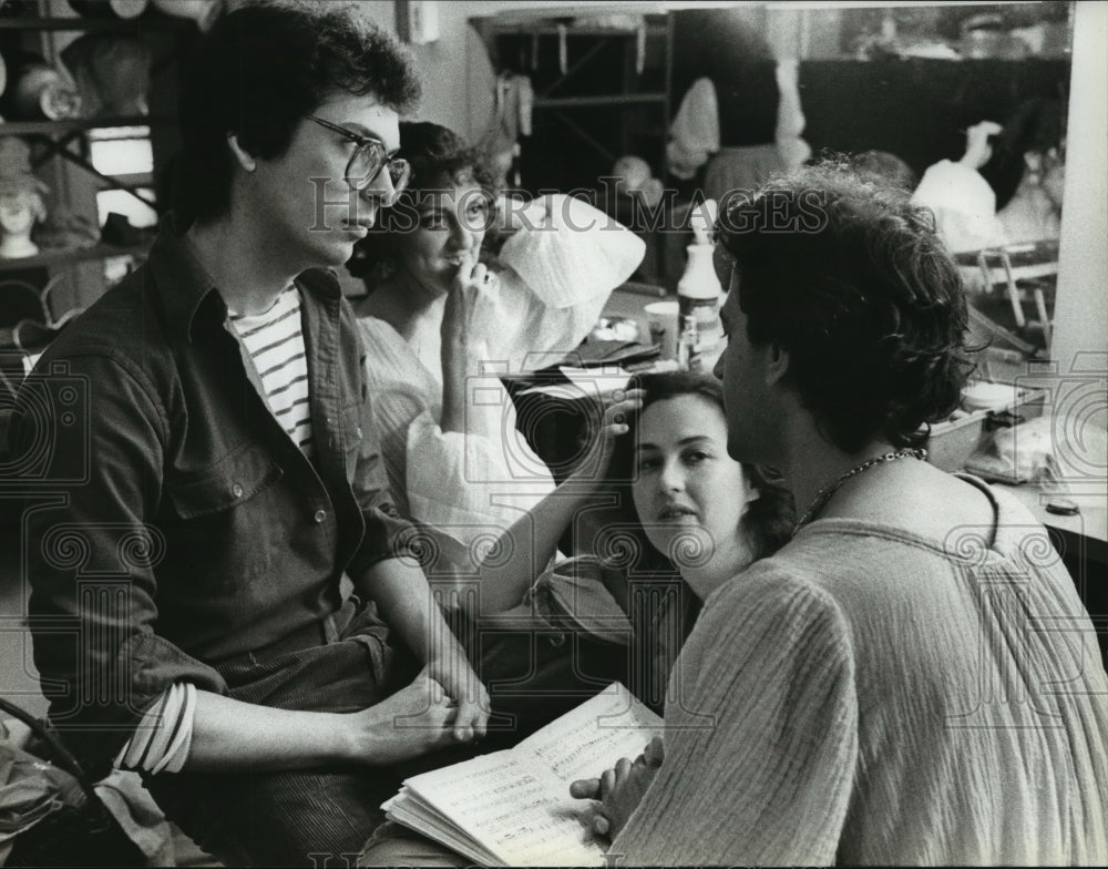 1982 Press Photo Opera director Stephen Wadsworth is shown at left during break- Historic Images