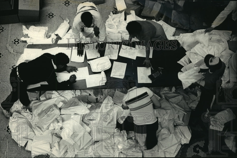 1988 Press Photo City Election Commission workers gathers together paper ballots- Historic Images