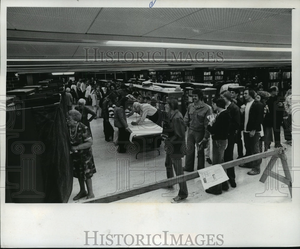 1976 Press Photo Confusion reigned at the downtown Central Library - Historic Images