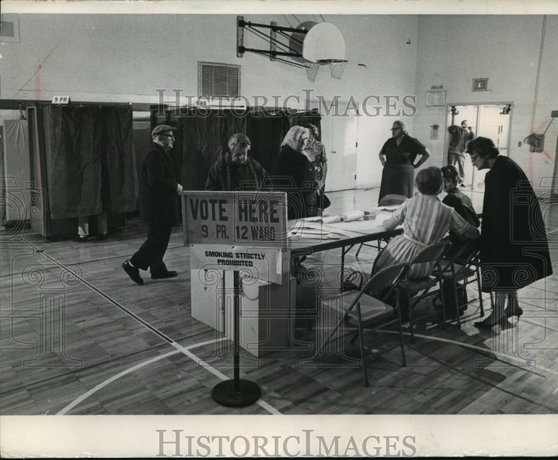 Load image into Gallery viewer, 1968 Press Photo Voters checked in with poll workers at Kosciuszko junior high
