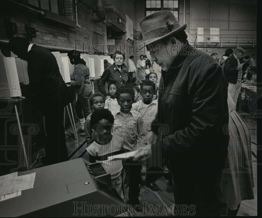 1984 Press Photo Computerized voting at Wisconsin Avenue School- Historic Images