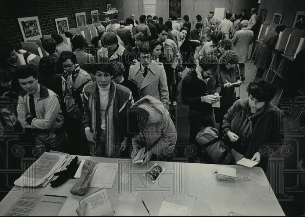 1984 Press Photo Citizens in line to vote at East Library, 1910 E North Ave- Historic Images