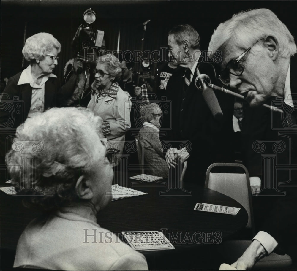 1980 Press Photo John Anderson visits Jewish Home for the Aged - mja13409