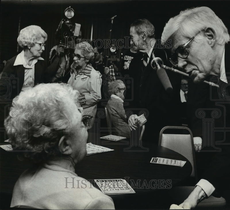 Load image into Gallery viewer, 1980 Press Photo John Anderson visits Jewish Home for the Aged - mja13409

