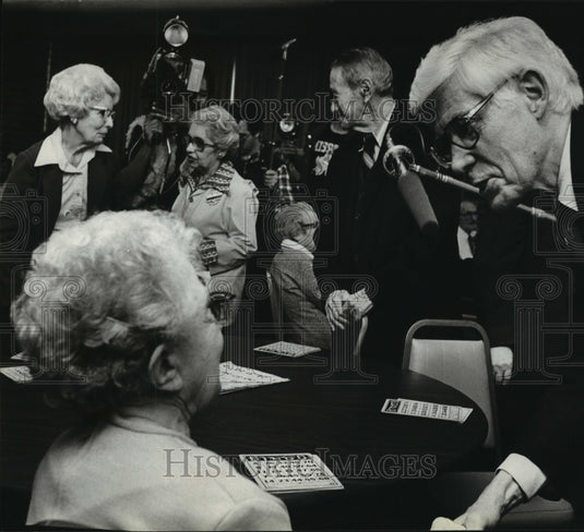 1980 Press Photo John Anderson visits Jewish Home for the Aged - mja13409