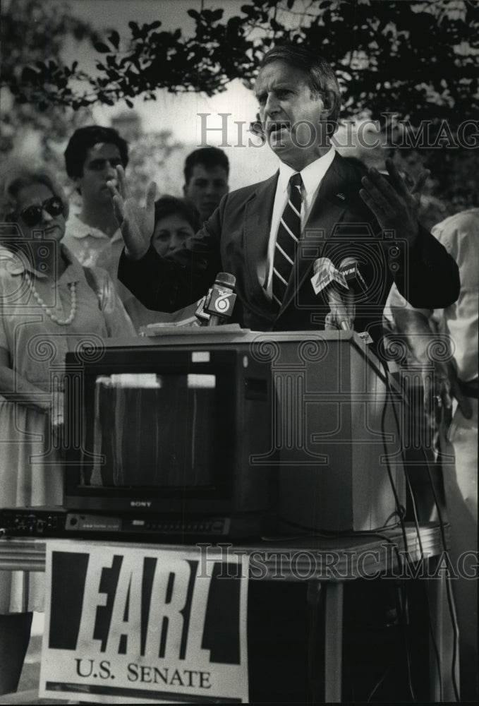 1988 Press Photo US Senate candidate Tony Earl spoke at a news conference- Historic Images