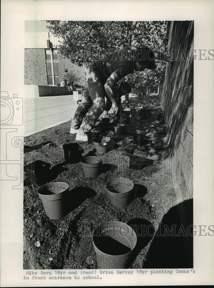 1988 Press Photo Michael Berg and Brian Harvey experiment with landscaping - Historic Images