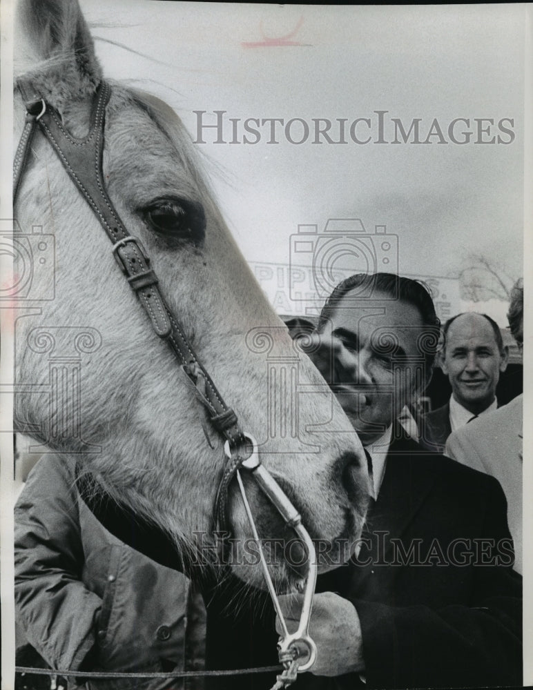 1972 Press Photo George Wallace of Alabama patted a quarter horse named Holly- Historic Images