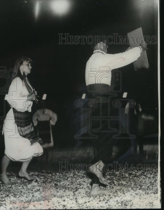 Press Photo Barefoot on live coals, Zhivka Kostadinova stepped lively in a fire- Historic Images