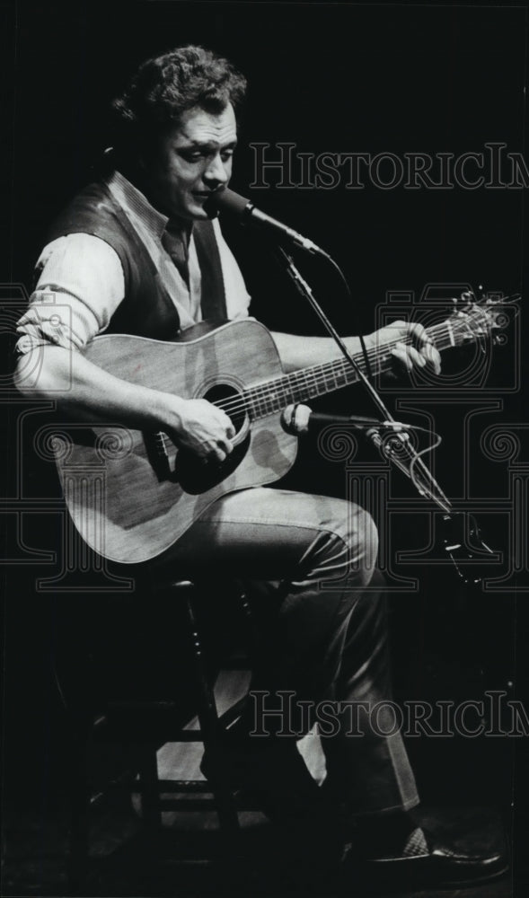 1980 Press PhotoFolk singer Harry Chapin performed at the Performing Arts Center