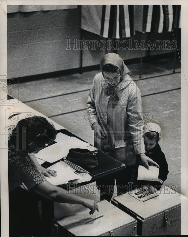 1960 Press Photo A youngster stayed close to a voter at the polling place- Historic Images