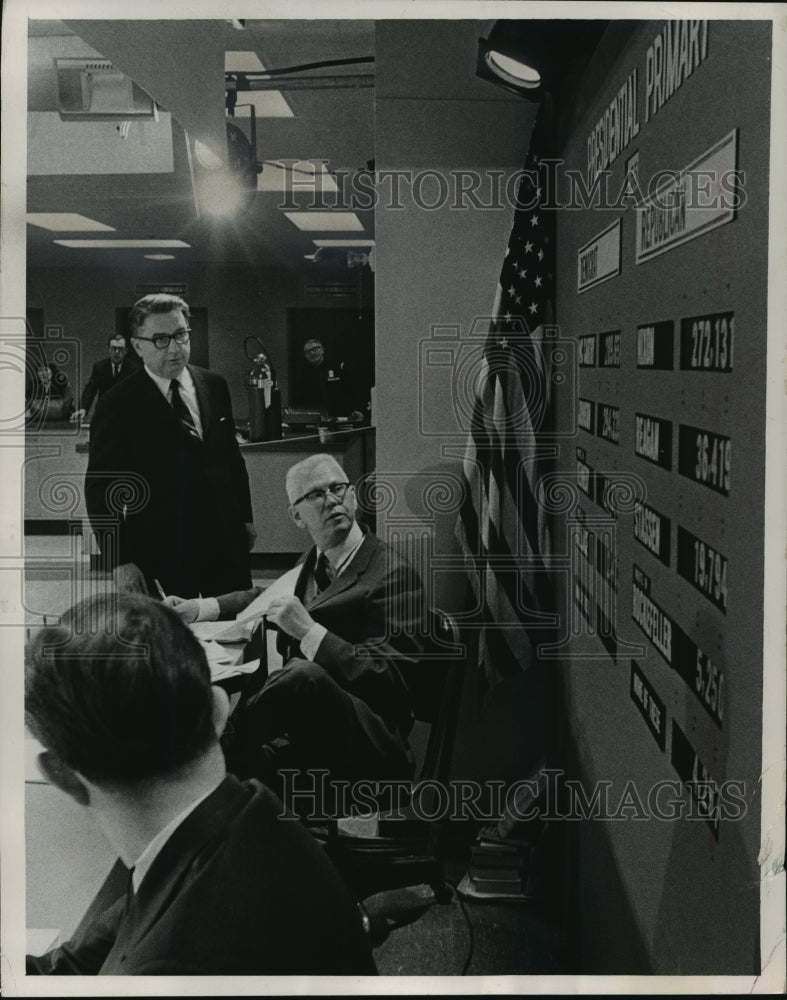 1968 Press Photo Journal political writer Gordon Randolph discussed returns- Historic Images