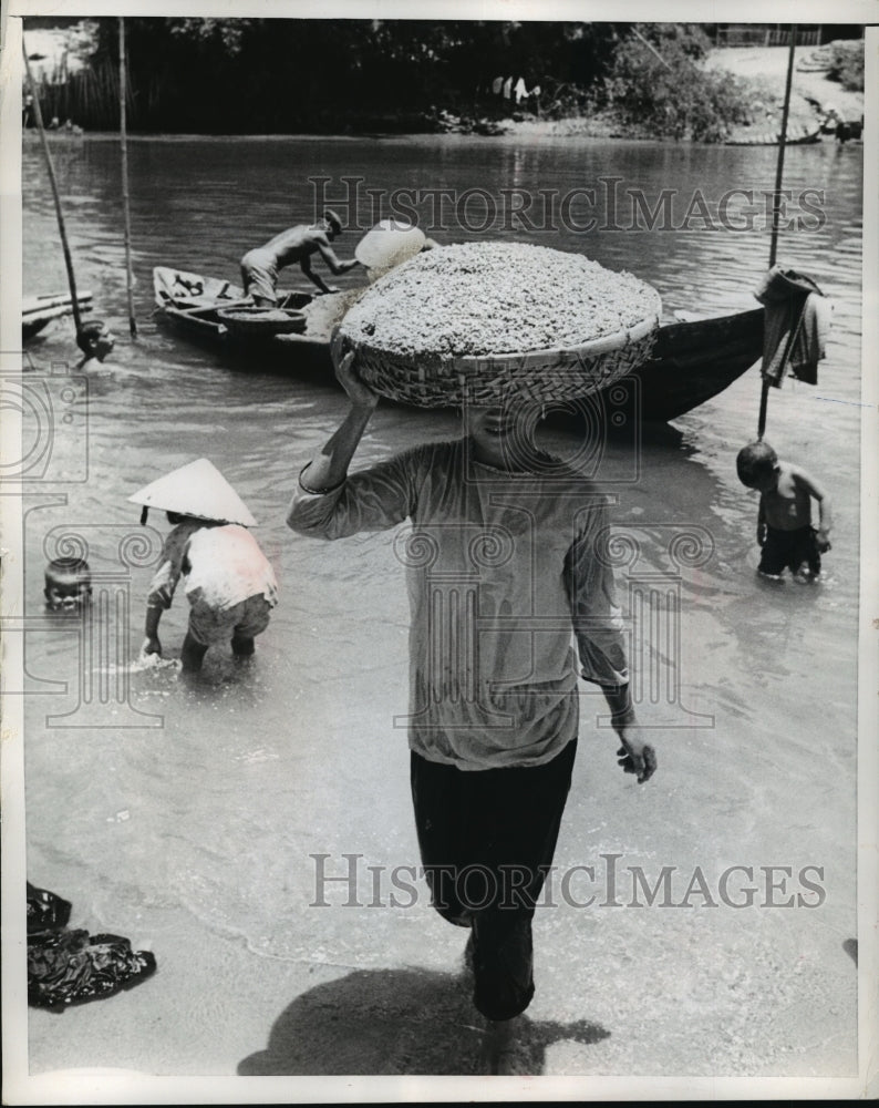 1968 Press Photo A Vietnamese woman moved gracefully - Historic Images