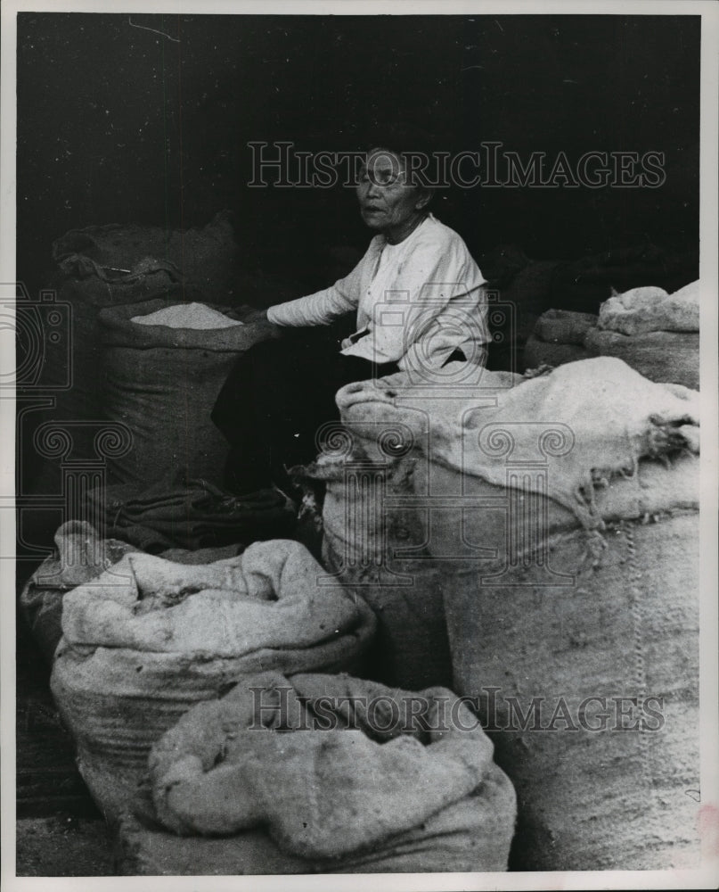 1955 Press Photo Old woman selling rice- Historic Images