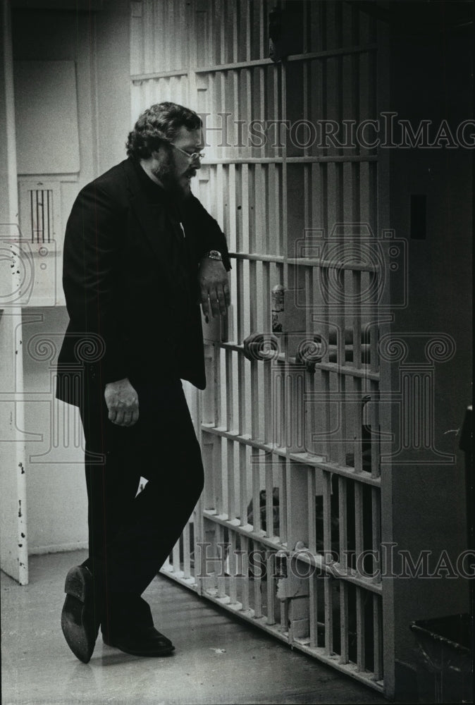 Load image into Gallery viewer, 1977 Press Photo Father Alan Viek, the new Catholic chaplain at the County Jail
