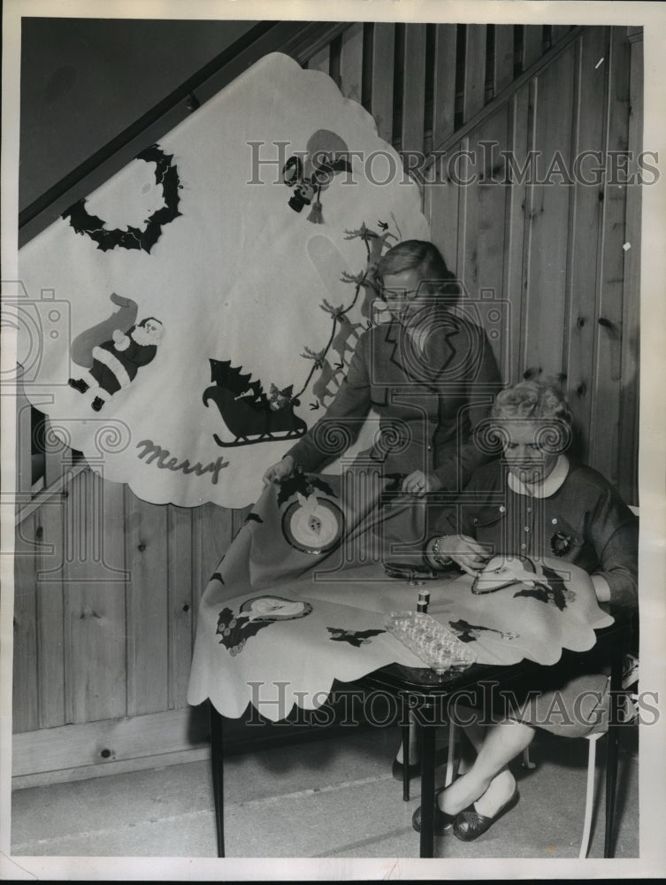 1954 Press Photo Mrs. H.J. Nunnemacher and Mrs. Raymond Hochschild - Historic Images