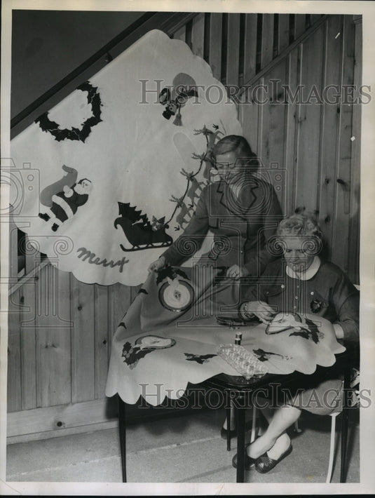 1954 Press Photo Mrs. H.J. Nunnemacher and Mrs. Raymond Hochschild - Historic Images