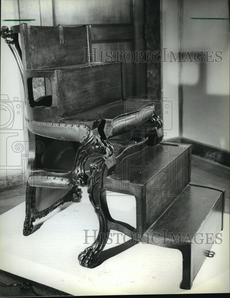 1983 Press Photo Mahogany Chair at antique show at Villa Terrace - Historic Images