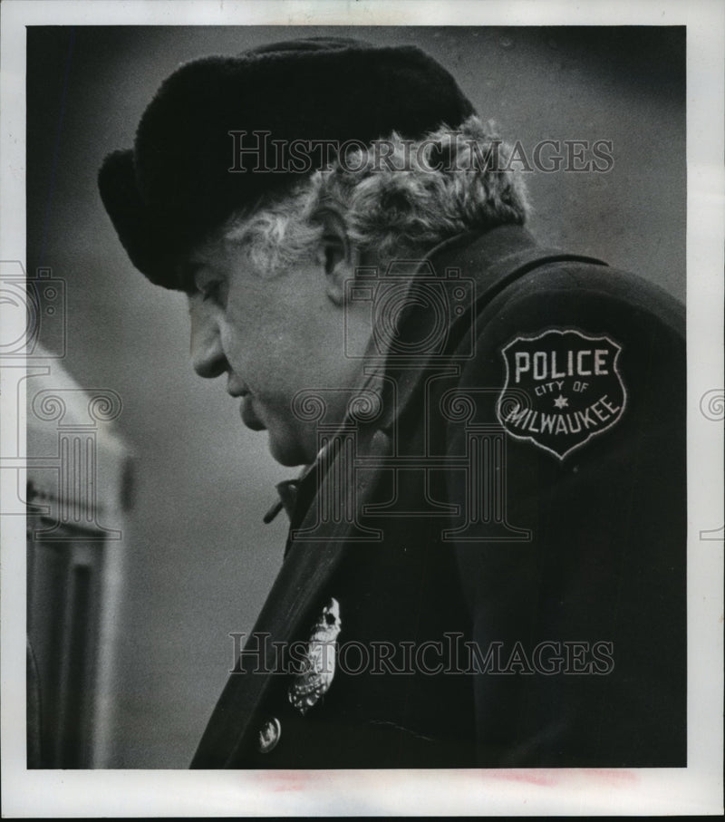 Load image into Gallery viewer, 1974 Press Photo Patrolman Jack Anthony of the Milwaukee Police - mja14079
