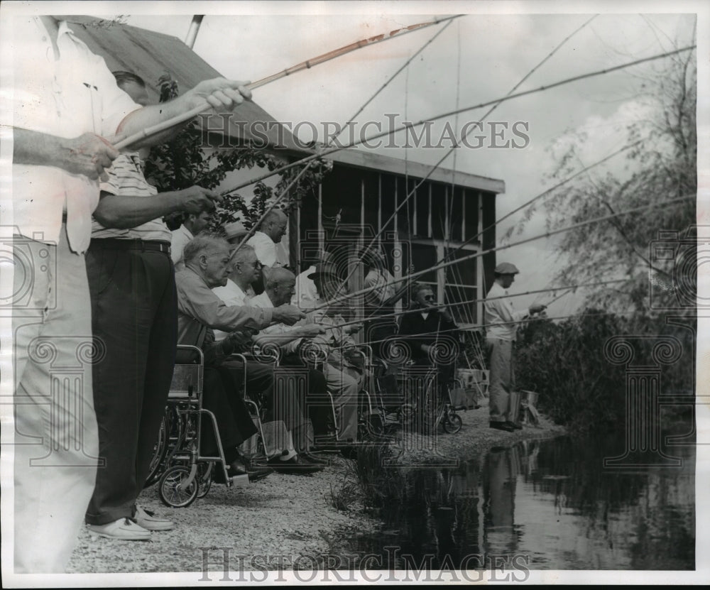 1956 Press Photo Disabled veterans to a day of fishing at a trout pond - Historic Images