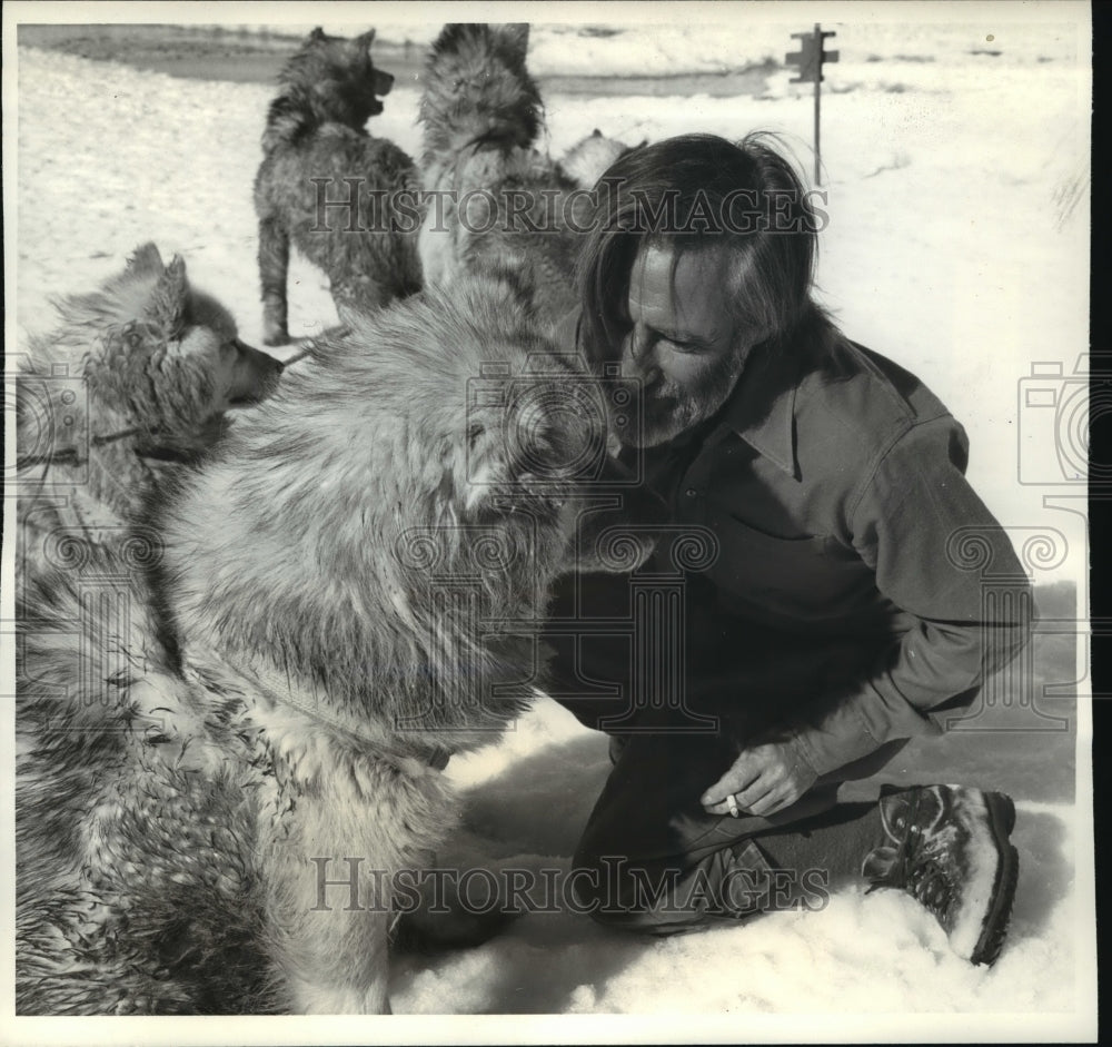 1974 Press Photo John Green still prefers to do his Antarctic journeying by dog- Historic Images