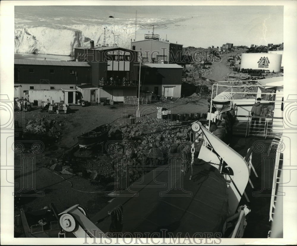 1974 Press Photo U.S. outpost on Anvers Island is on ledge - Historic Images