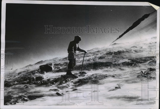 1958 Press Photo Wind whipped snow looked a bit like steam rising off the rocks- Historic Images