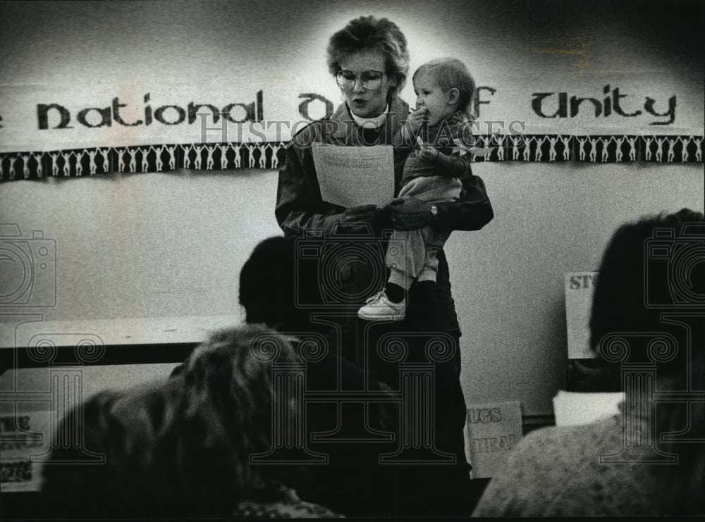 1985 Press Photo  Rev Martha Poling-Goldenne vigil against domestic violence - Historic Images