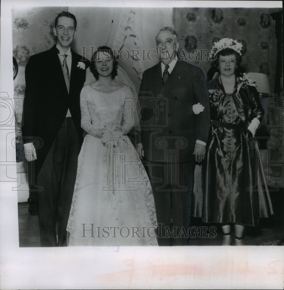 1952 Press Photo Wedding of James Vinson and Margaret Russell with their father- Historic Images