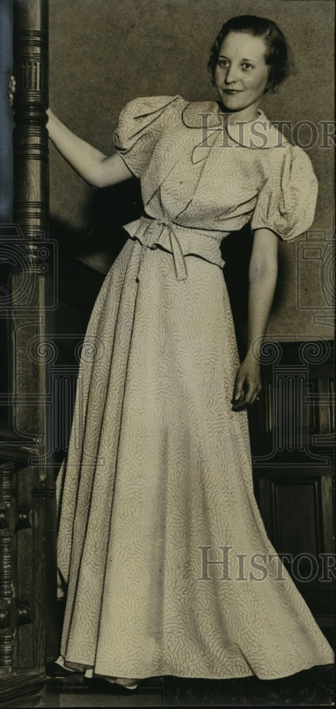 1937 Press Photo Mrs Gilbert Jautz modeling an aquamarine evening gown- Historic Images