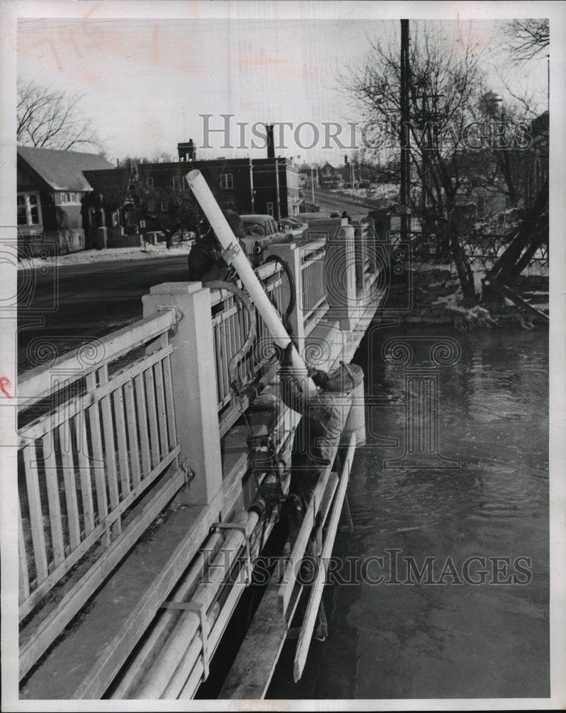 1958 Press Photo Norman Freese fixing cables under canal bridge in Kaukauna- Historic Images