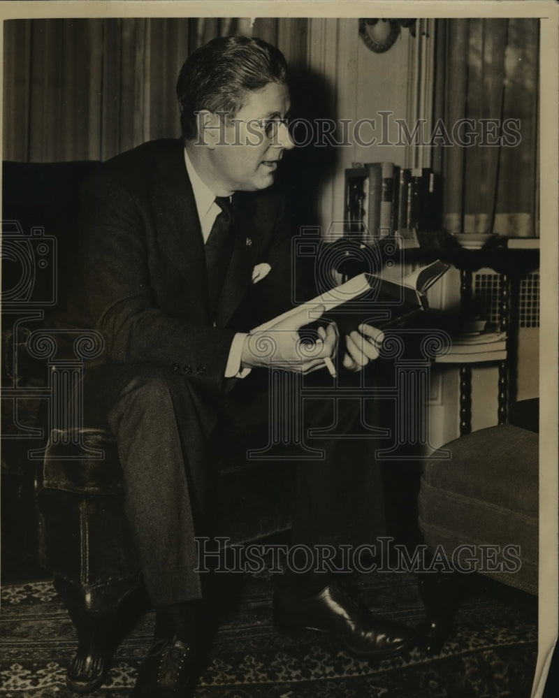 Load image into Gallery viewer, 1938 Press Photo Gov Philip F La Follette of Wisconsin - mja14581

