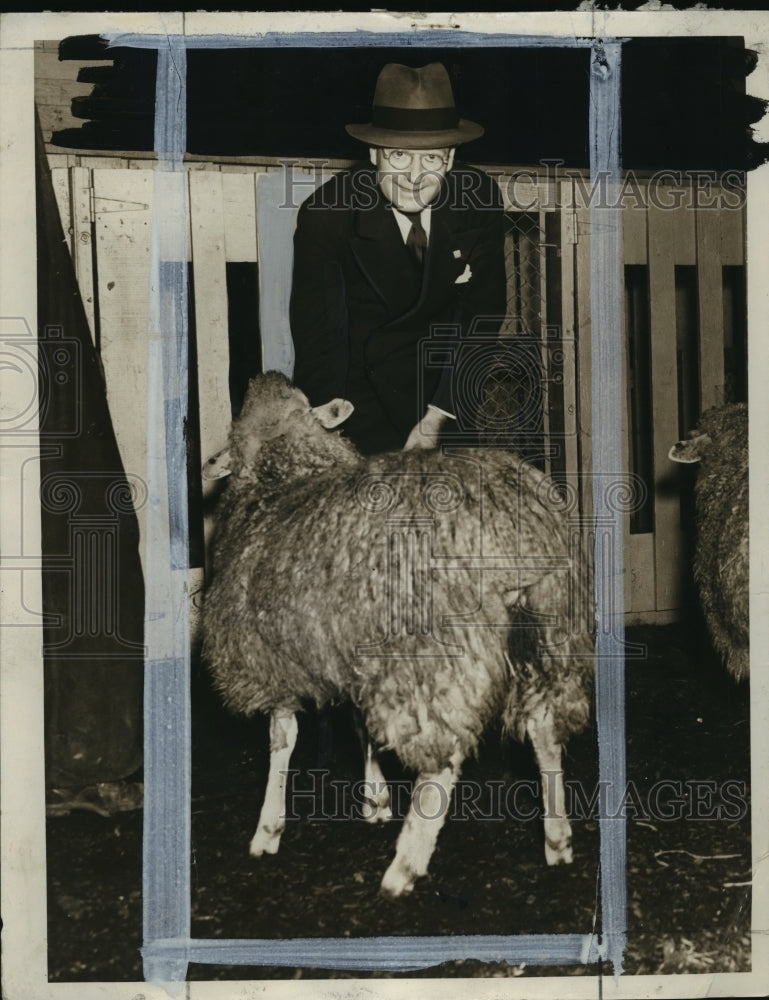 1938 Press Photo Governor Philip La Follette of Wisconsin with a sheep- Historic Images