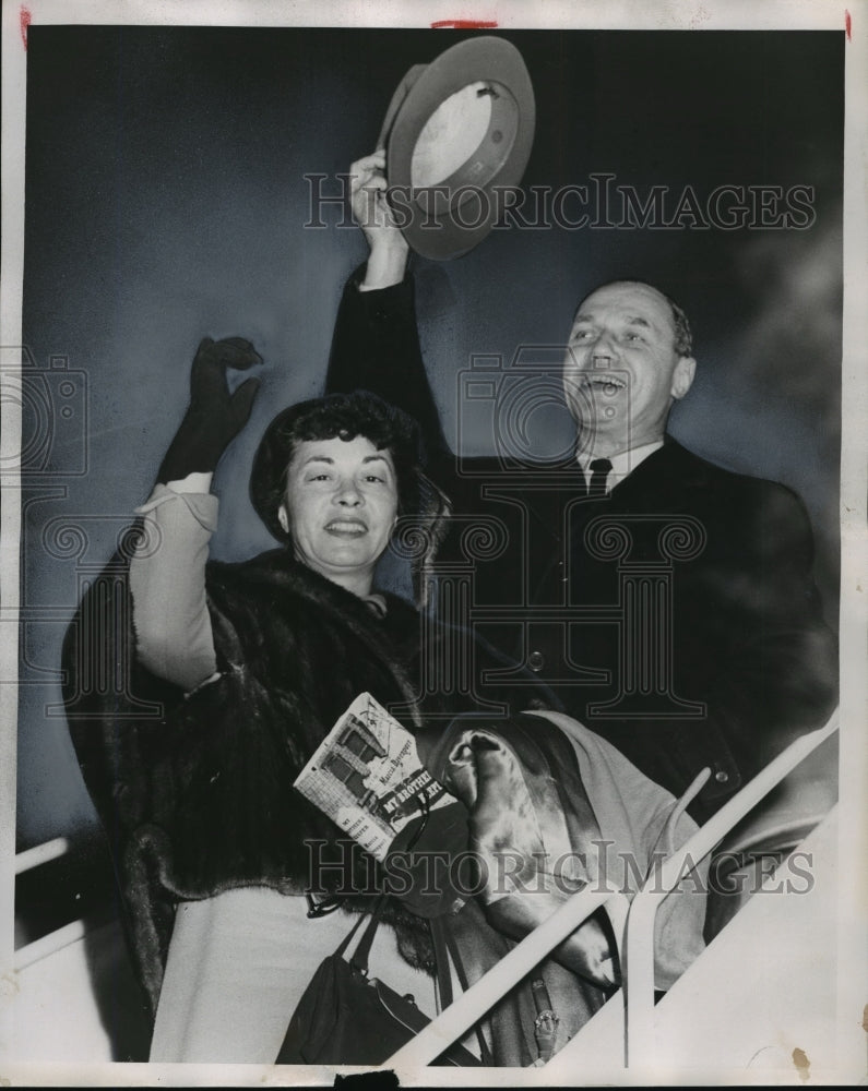 1954 Press Photo Gov. and Mrs. Walter J. Kohler wave a greeting - Historic Images